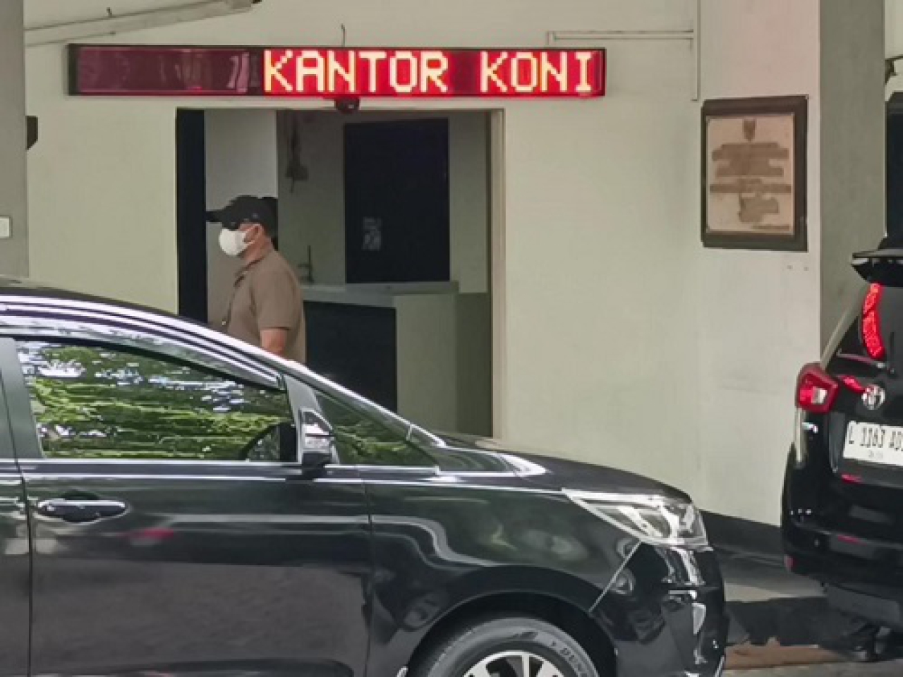 Suasana penggeledahan oleh KPK di Kantor KONI Jatim tampak dari luar, Selasa, (15/04/2025).