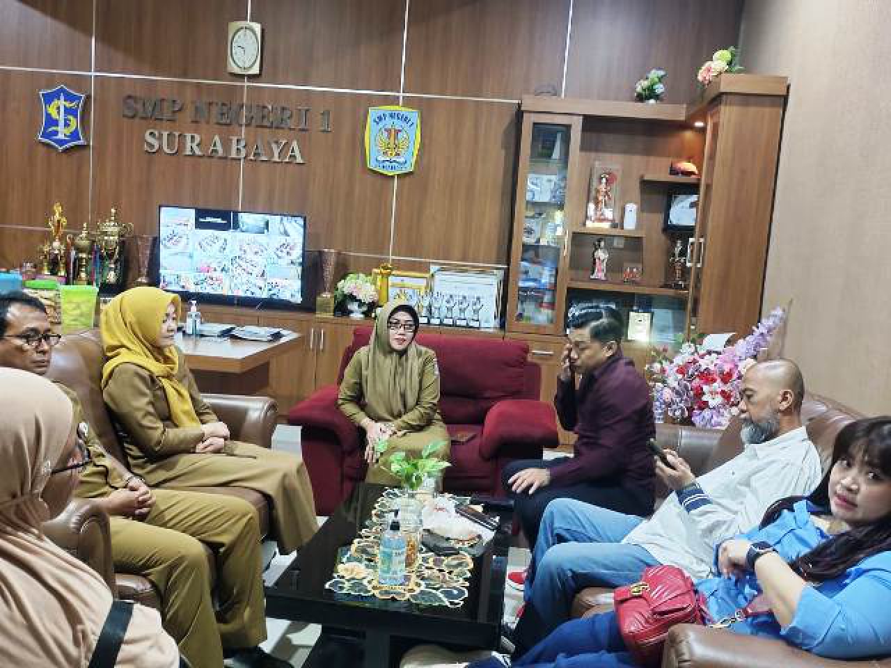 Sidak biaya wisuda di SMPN 1 Surabaya.
