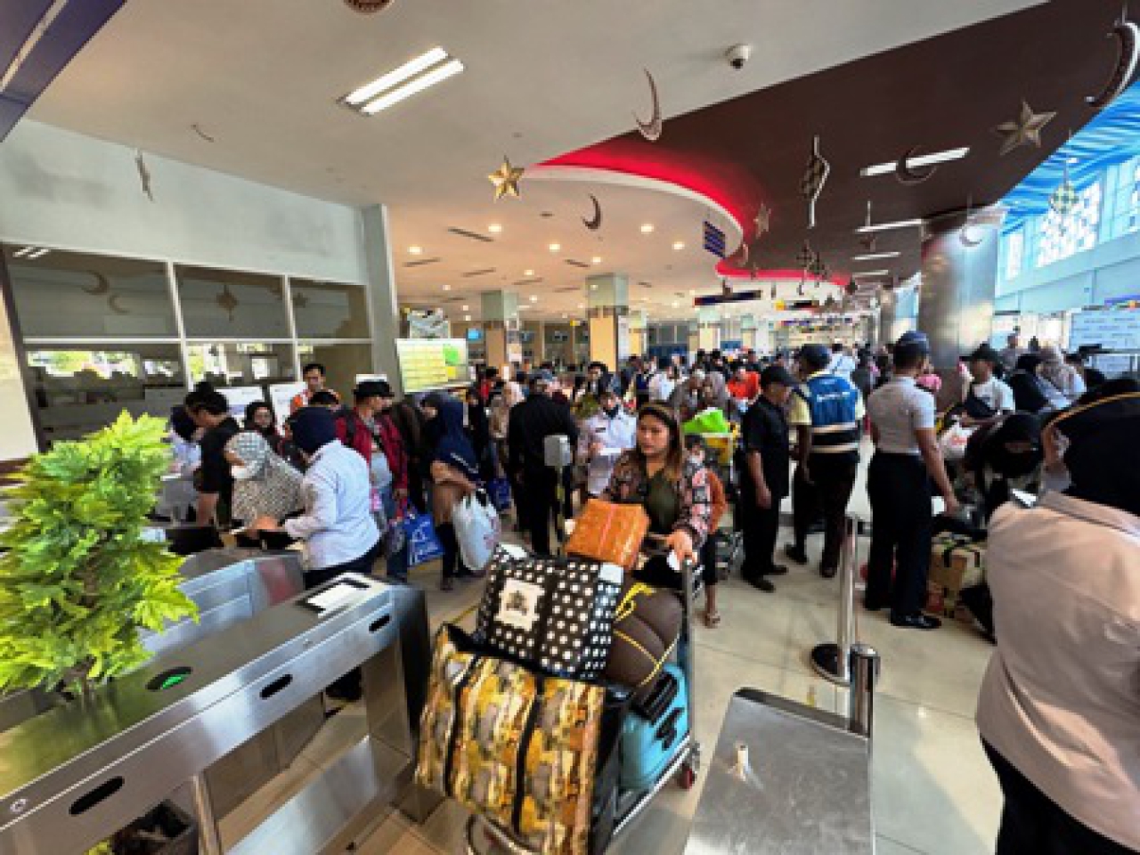 Pemudik di Pelabuhan Gapura Surya.