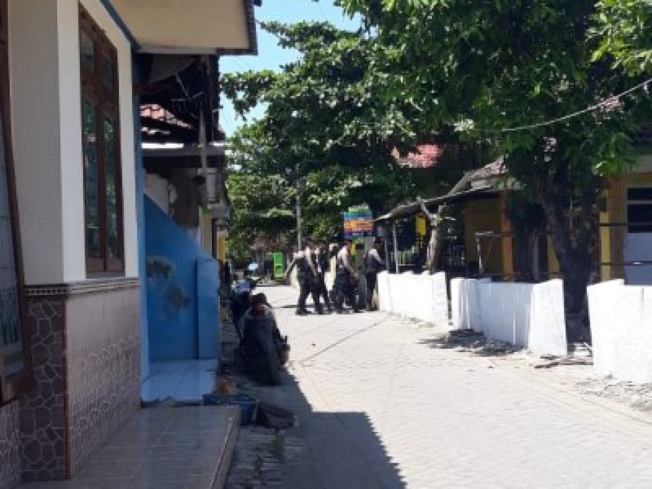 Petugas Samapta dari Polresta Pasuruan berpatroli di Desa Semare, Pasuruan, Sabtu, (12/04/2025).