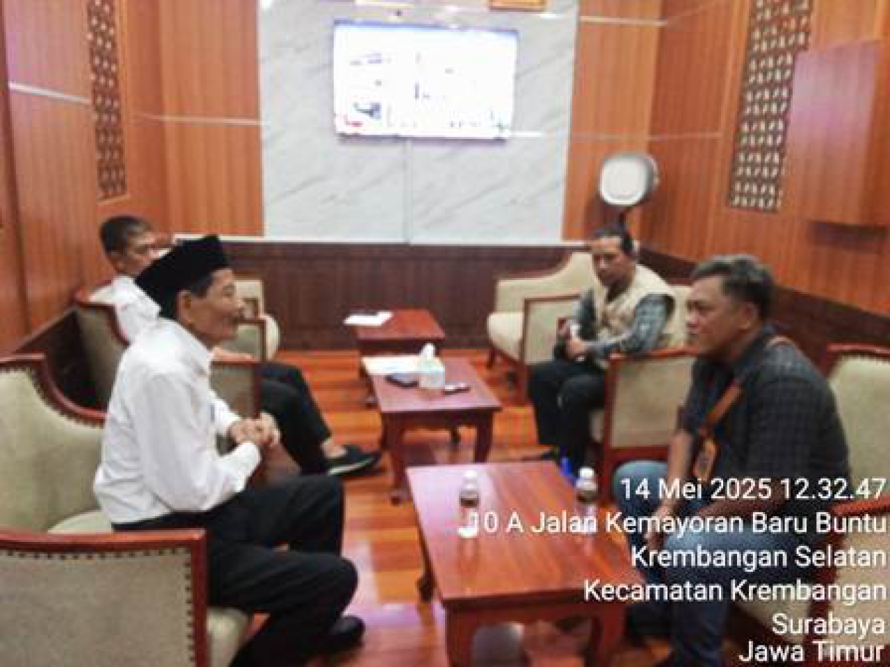 Achmad Shuhaeb menyerahkan pengaduan ke BK DPRD Jatim.