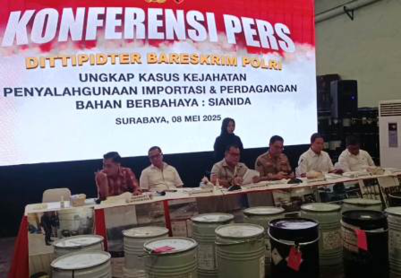Siaran pers Sianida ilegal di Surabaya.