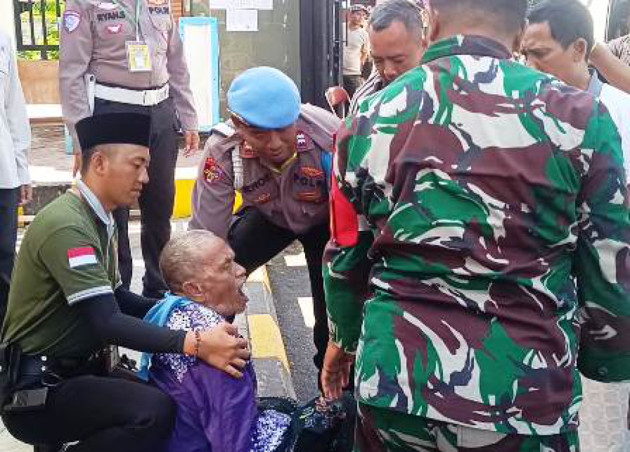 Ahmad Sadin histeris di Asrama Haji Embarkasi Surabaya.