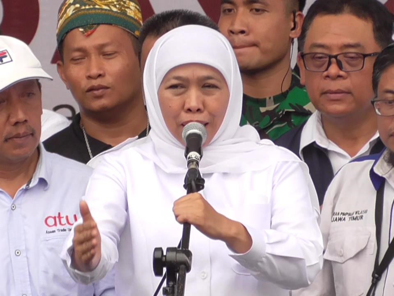 Sambutan Gubernur Jawa Timur Khofifah Indar Parawansa di Peringatan Hari Buruh Internasional 2025 di depan Kantor Gubernur Jawa Timur, di Jalan Pahlawan, Surabaya, Kamis, (01/05/2025).