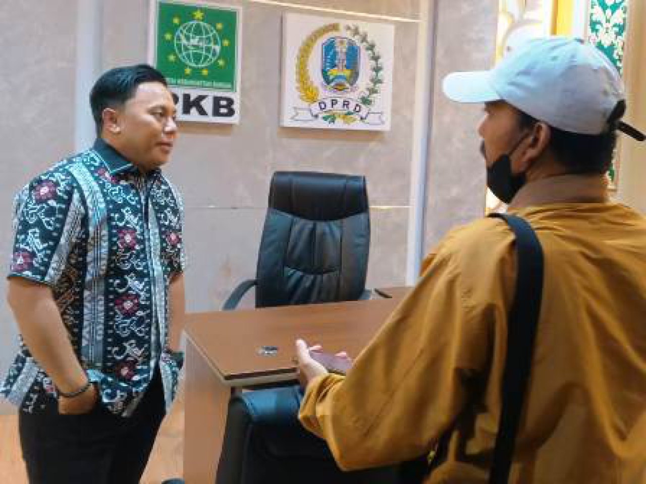 Multazamudz Dzikri saat diwawancarai wartawan.