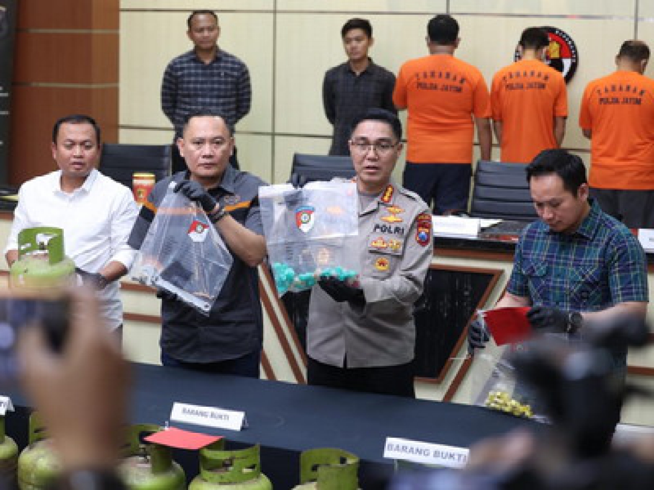 Polda Jatim merilis tersangka dan barang bukti mafia Minyak dan Gas Bumi.