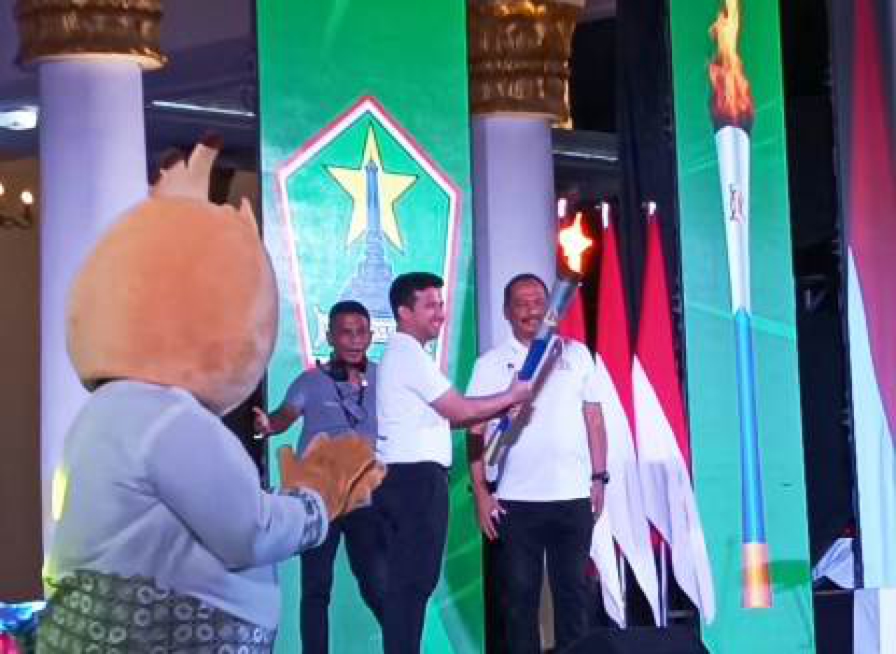 Emil Elestianto Dardak saat menerima obor PORPROV Jatim XI.