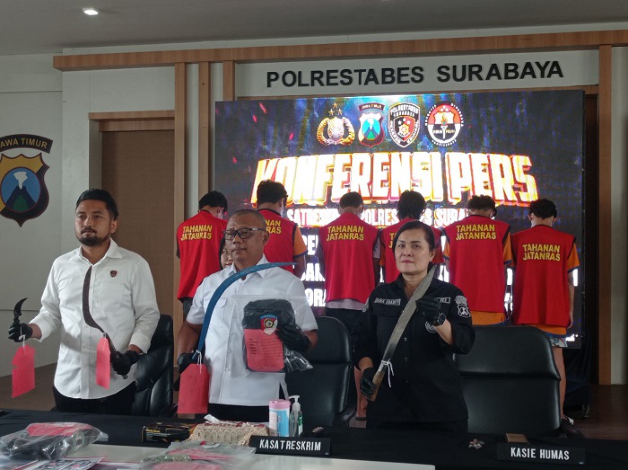Sat Reskrim Polrestabes Surabaya merilis keenam tersangka pengeroyokan karyawan toko furniture, Rabu, 25 Juni 2025.
