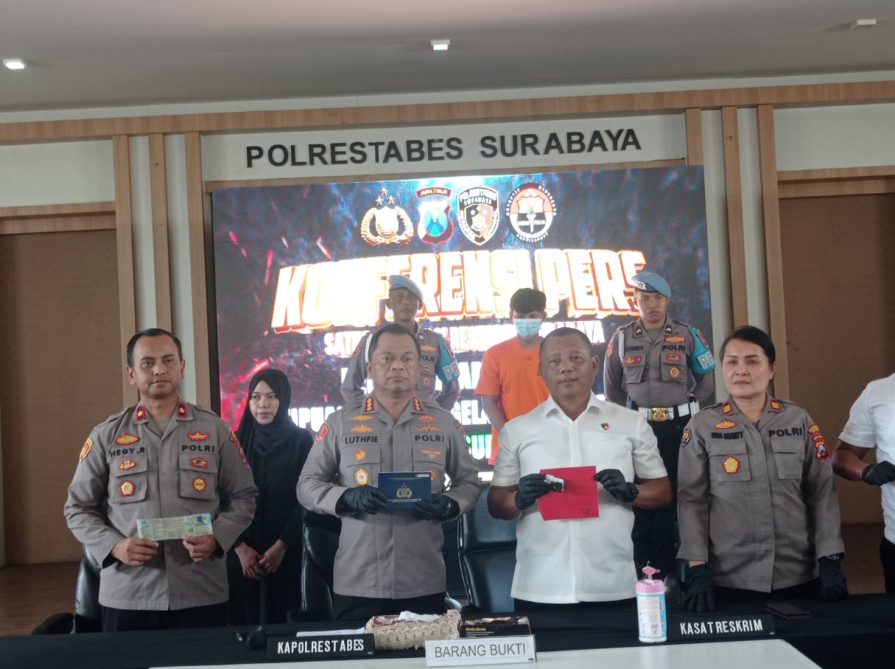 Kapolrestabes Surabaya Kombes Pol. Lutfi Sulistiawan bersama Kasat Reskrim dan Kasi Humas Polrestabes Surabaya merilis tersangka tipu gelap di Gedung Pesat Gatra, Swnin, (07/07/2025).