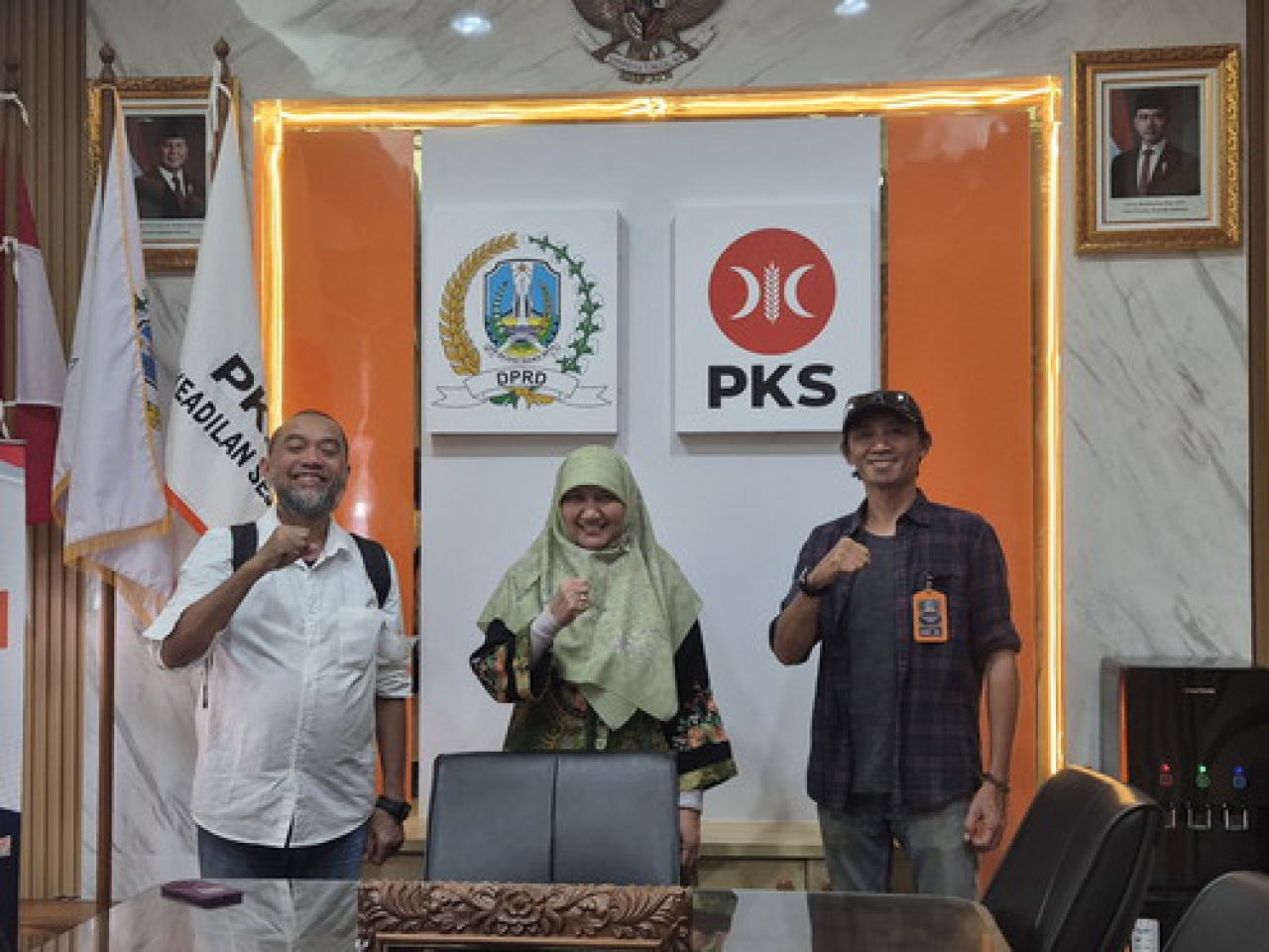 Mananger SUPI Jatim Ali Yusa (kiri), Lilik Hendarwati Anggota Komisi C DPRD Jatim (tengah), Christian Yosef pengurus SUPI Jatim (kanan) bertemu membahas wacana menjadikan Stand Up Paddle sebagai wahana wisata di Jawa Timur.