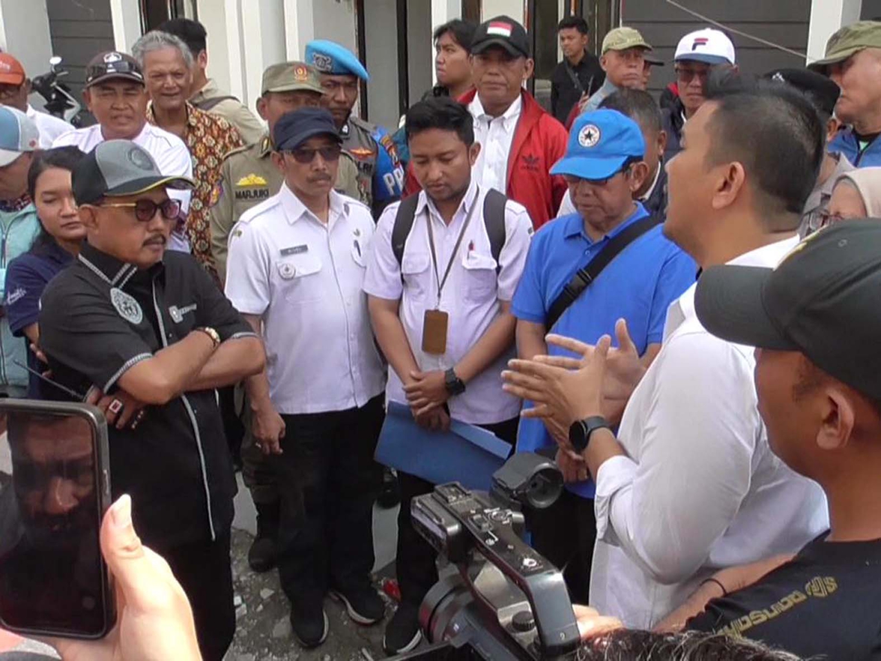 Wakil Wali Kota Surabaya Armuji (kiri) mendengarkan keluhan warga Perum Gunung Sari Indah, Rabu, (16/07/2025).