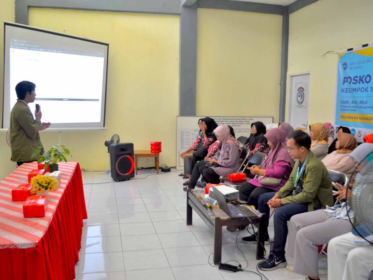 Mahasiswa UPN Veteran Jatim Ajari Warga Karangpoh Digital Marketing