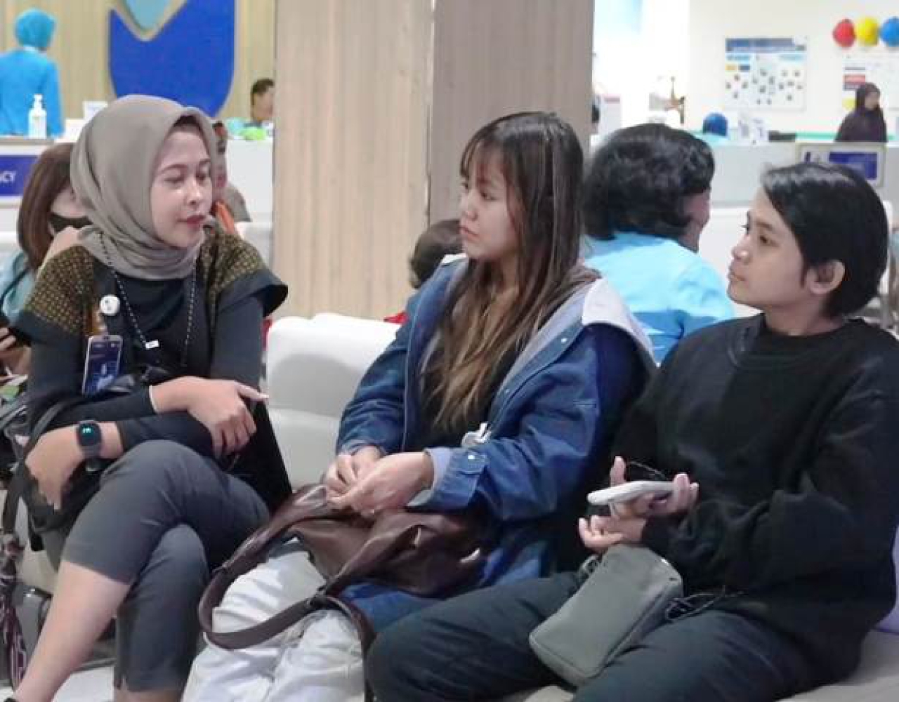 Widya Anggraini dan Farah Aqmarinah di Rumah Sakit Mata Undaan Surabaya.