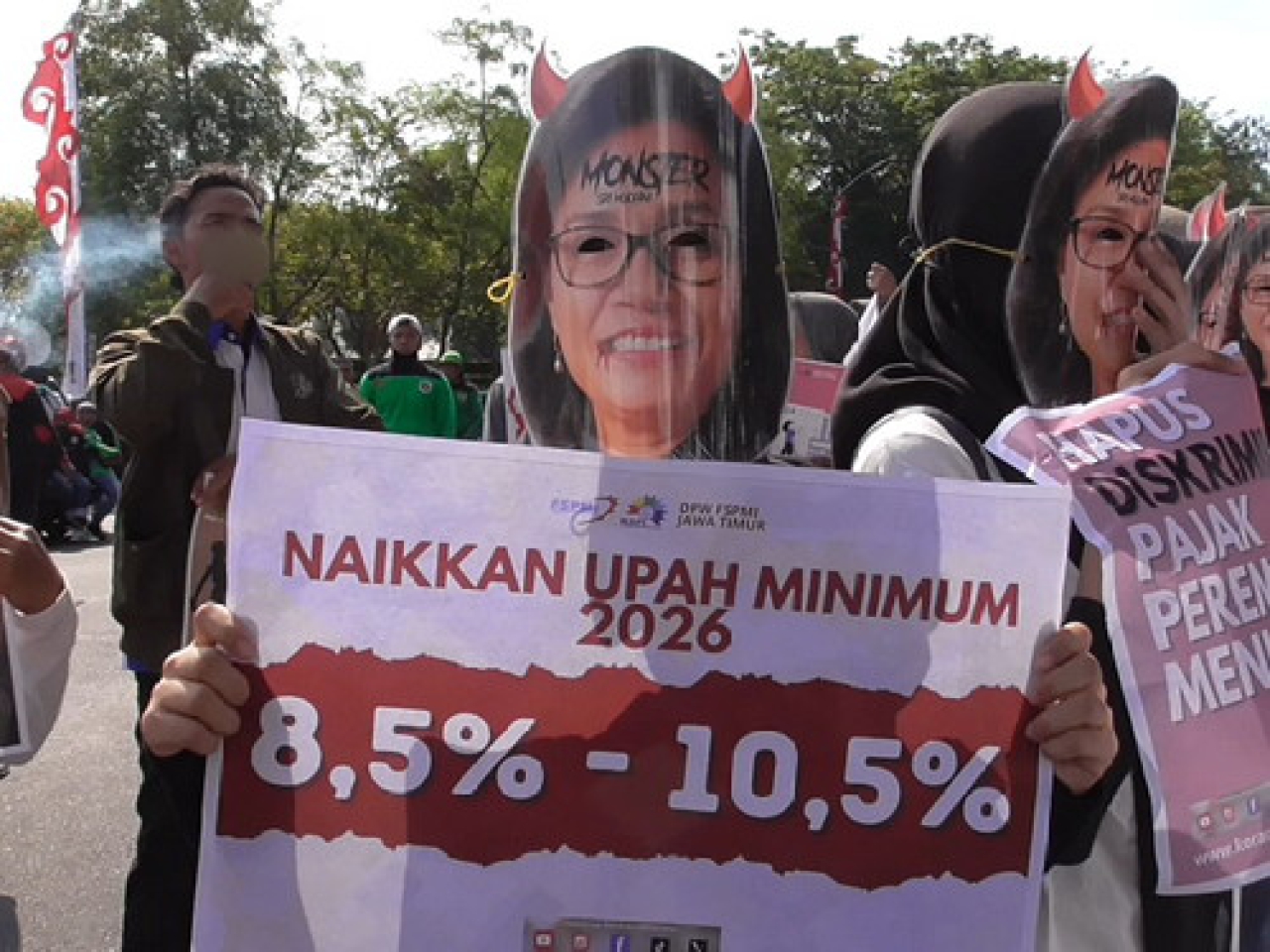 Buruh Jawa Timur perempuan mengenakan topeng Menteri Keuangan RI Sri Mulyani, Kamis, (28/08/2025).