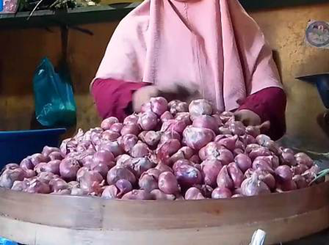 Bawang Merah di Pasar Pucang Surabaya.