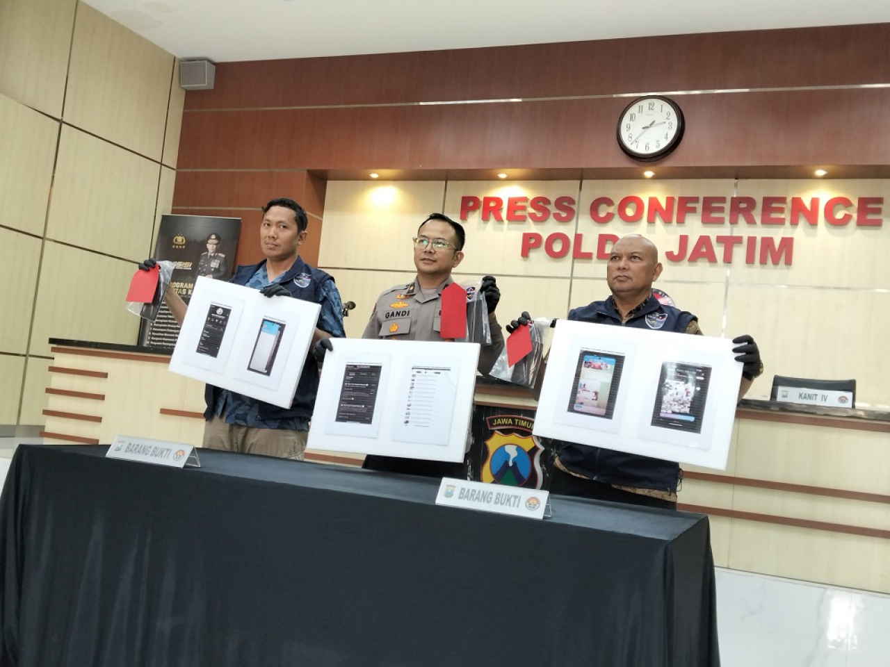 Humas dan Subdit II Ditressiber Polda Jatim saat merilis ungkap kasus pornografi dengan korban anak di bawah umur, Jumat, (16/08/2025).