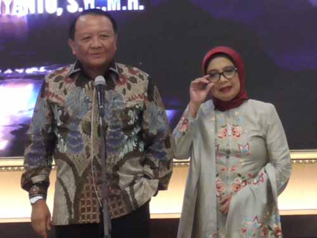 Charis Mardiyanto didampingi istri Sri Lestari Charis Mardiyanto saat memberikan sambutan dalam Pengantar Purnabakti.