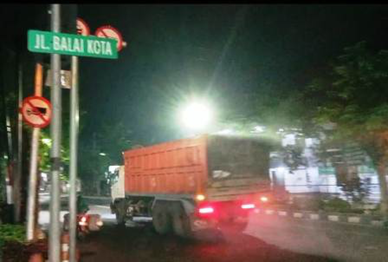 Truk melanggar rambu lalu lintas.