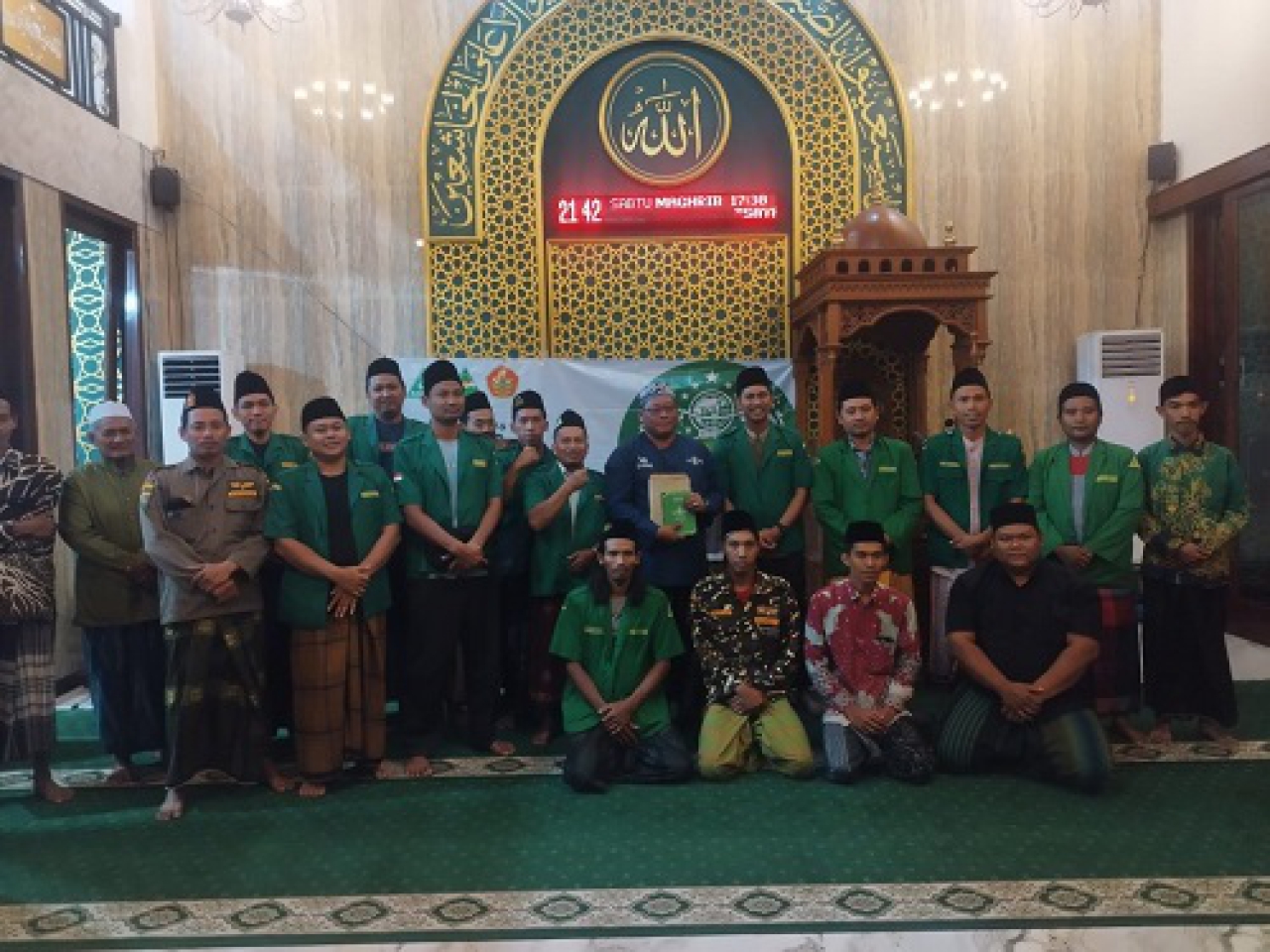 Rijalul Ansor bersama tokoh NU Jawa Timur di masjid DHMS kawasan Gresik.
