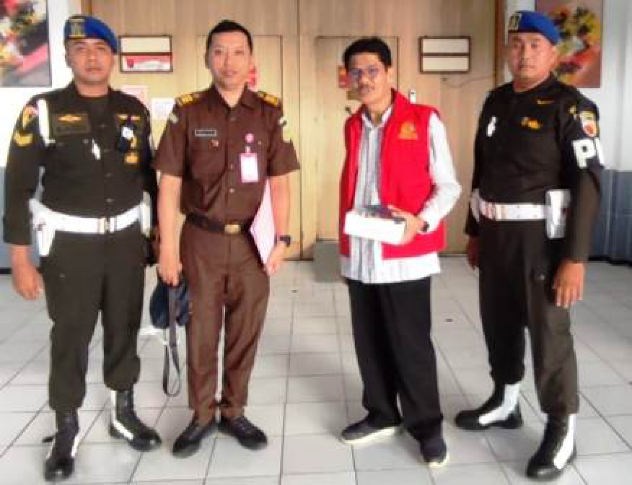 Saiful Rachman menggunakan rompi tahanan.