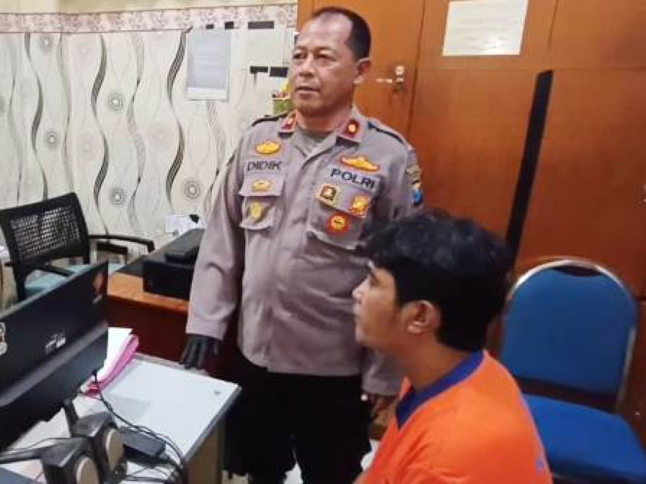 Tersangka Afandi saat di Polsek Simokerto Surabaya.