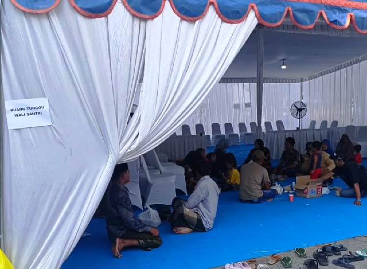 Keluarga Korban Ponpes Al Khoziny saat di tenda RS Bhayangkara.