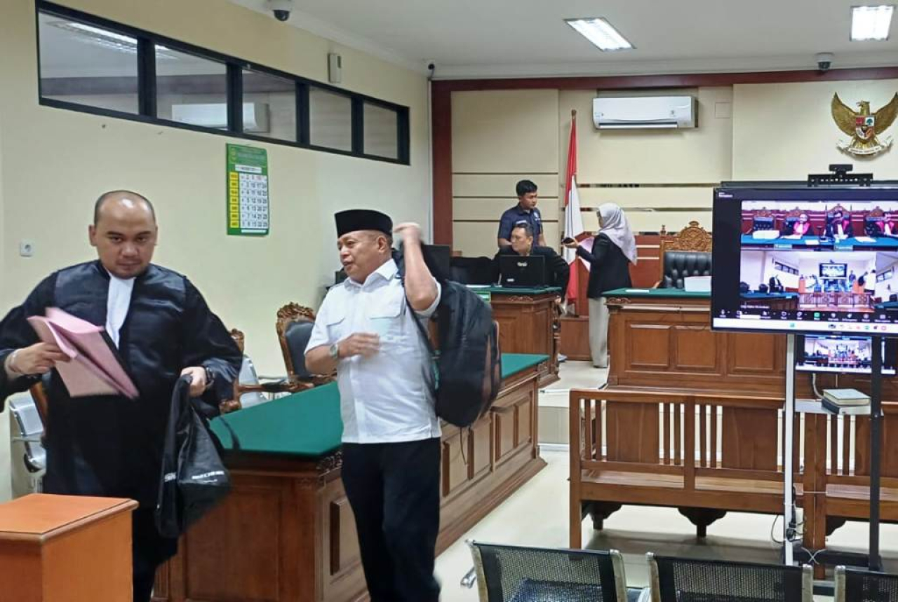 Terdakwa Hadi Santoso saat di PN Tipikor Surabaya.