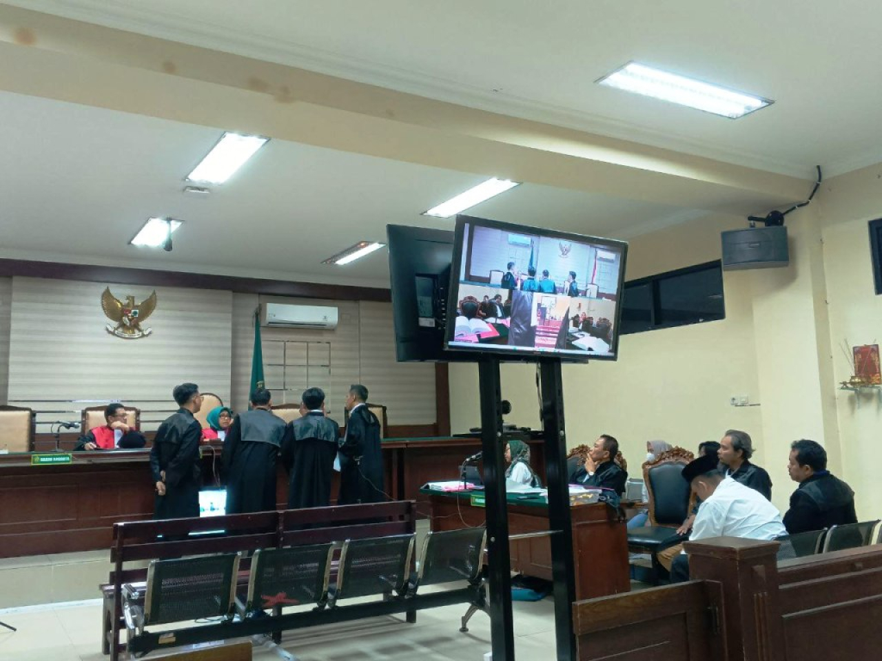 Jaksa menunjukkan bukti panggilan Andrew Raymond Tuah.