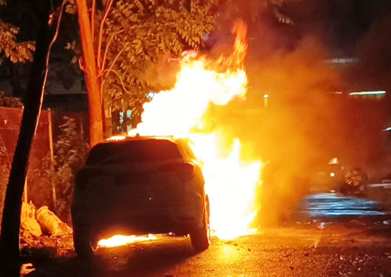 Honda HRV terbakar di Jalan Mleto, Surabaya.
