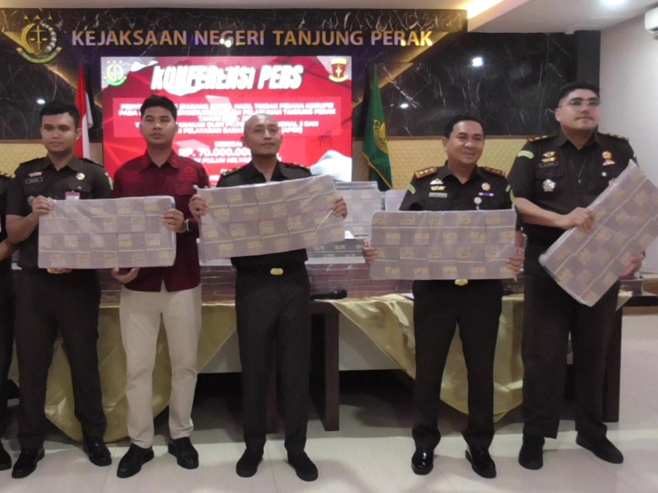 Kejari Tanjung Perak Surabaya memperlihatkan uang tunai Rp70 miliar dari kasus dugaan tindak pidana korupsi pemeliharaan kolam pelabuhan, Rabu, (05/11/2025).