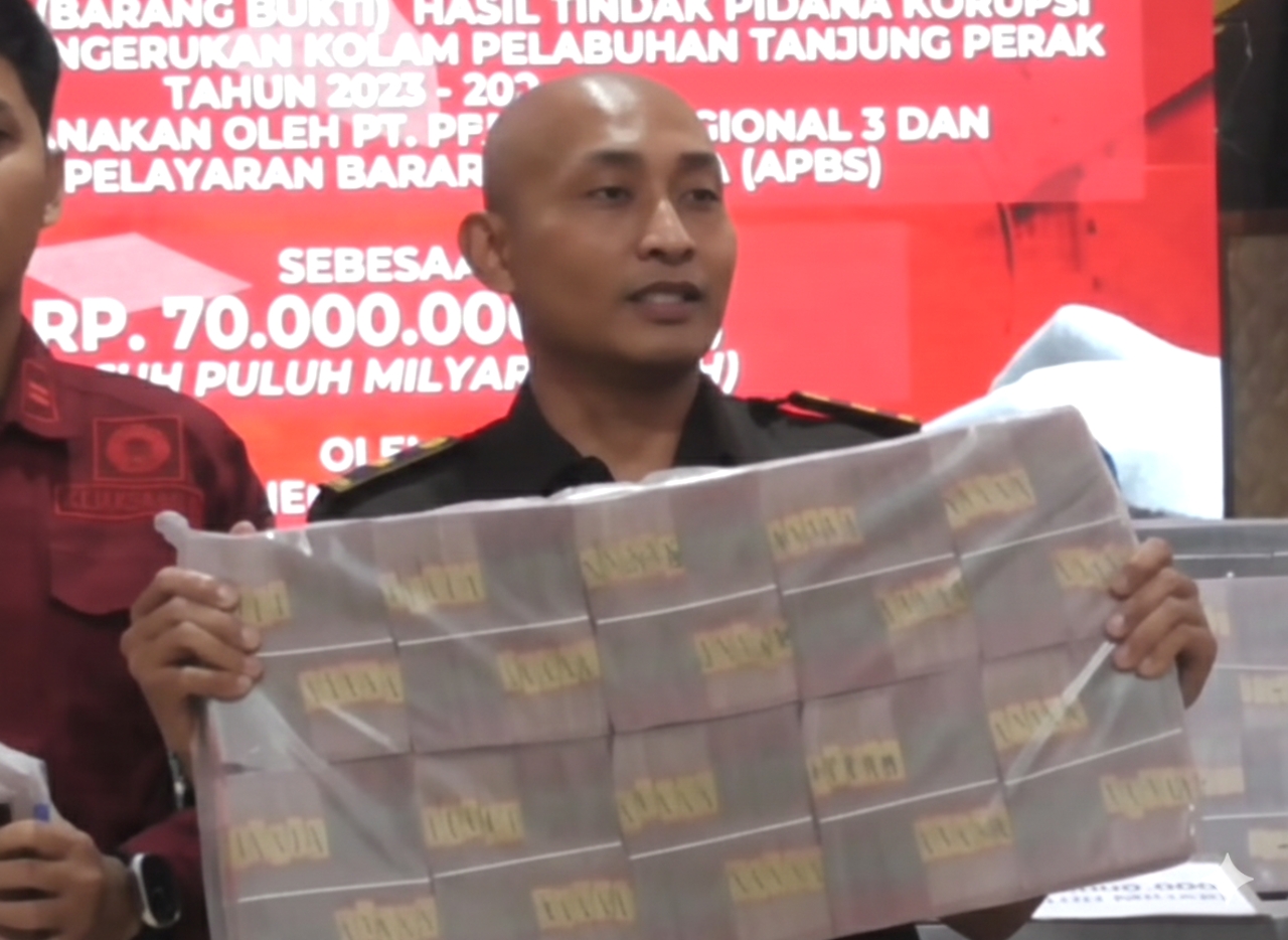 Kasi Intel Kejari Tanjung Perak, I Made Agus Mahendra Iswara saat merilis uang sitaan hasil korupsi Kolam Pelabuhan Pelindo Regional III beberapa waktu lalu.