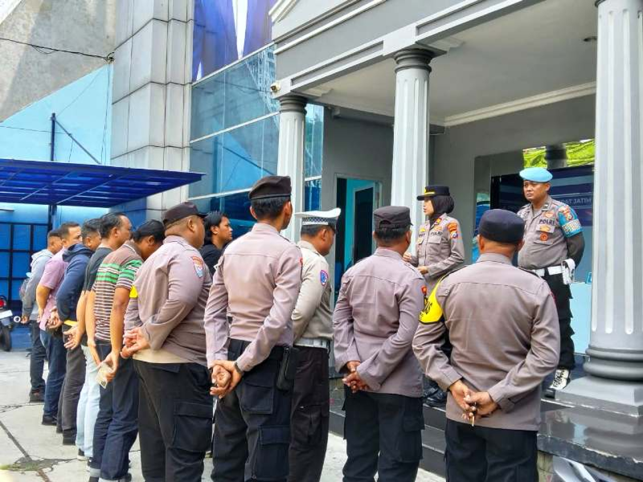 Polisi berjaga di Kantor Demokrat Jatim.