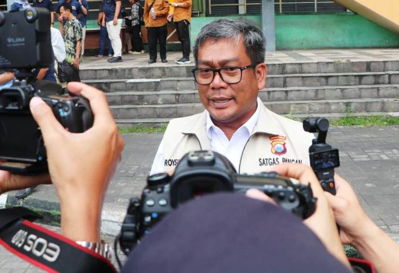 Bongkar 14 Kontainer Bawang Bombay Ilegal di Tanjung Perak