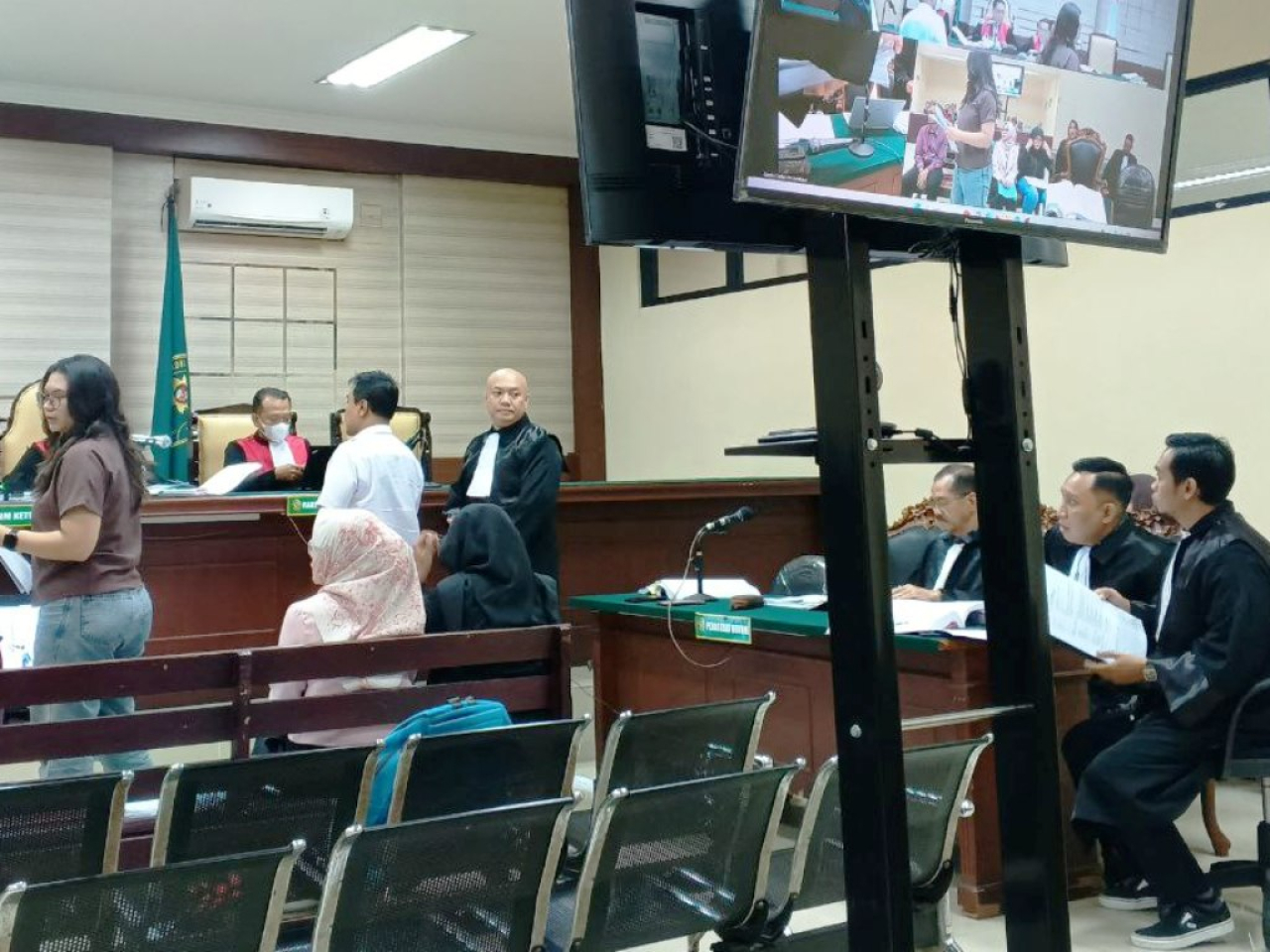 (dari kiri saksi dari bank) Talia, Rinda dan Dian.