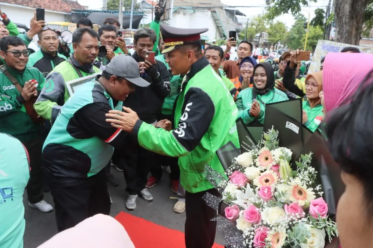 AKBP Davis Busin Siswara Tinggalkan Polres Pasuruan Kota Gunakan Jaket Ojol 