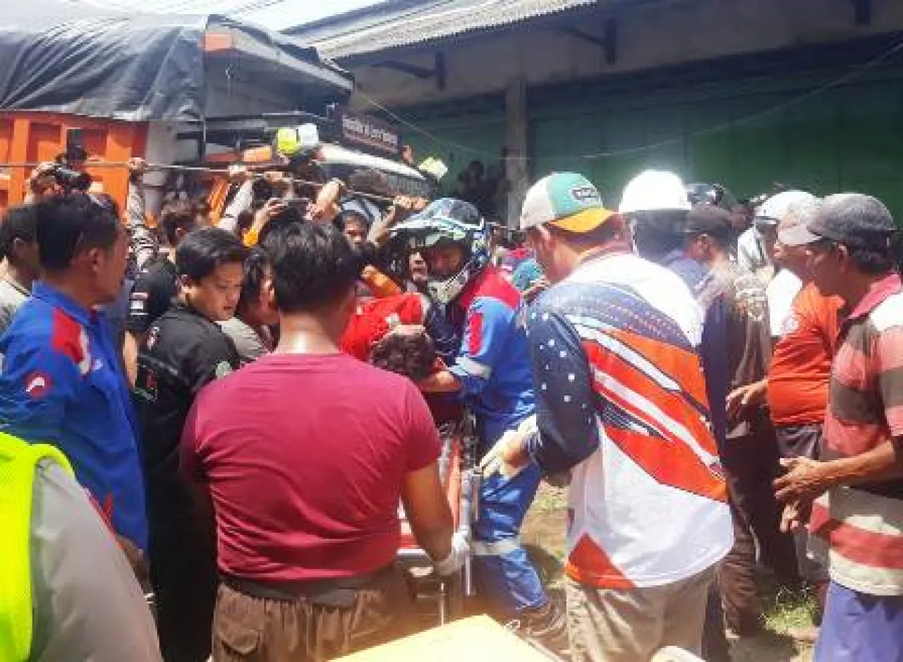 Dump Truk Overload Sasak Minibus dan Pick Up, Makan Korban Jiwa