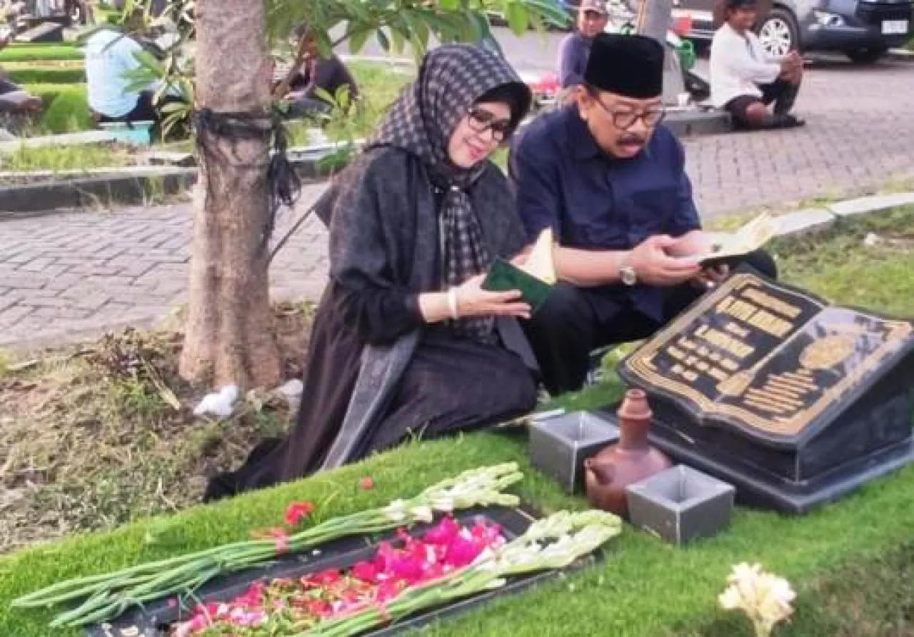 Jelang Ramadan 2026, Pakde Karwo Ziarah ke TPU Keputih