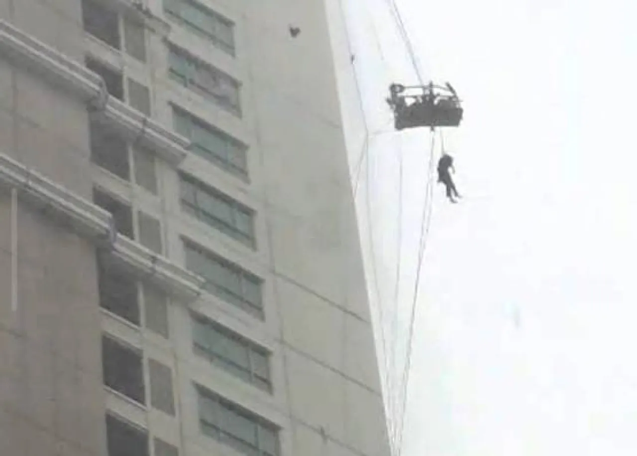 Pekerja Tewas Akibat Gondola Jatuh dari Apartemen di Surabaya