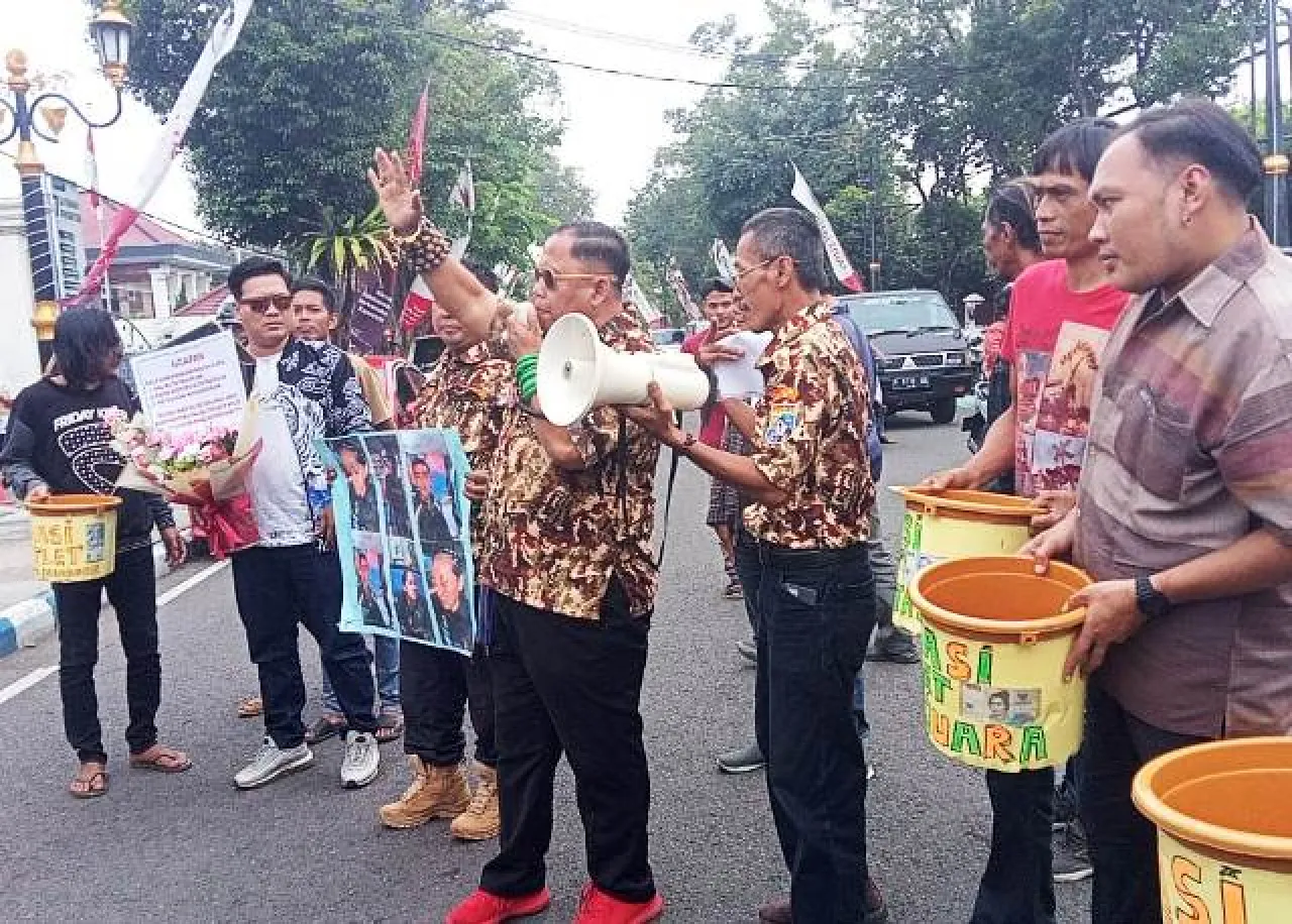 Massa Gelar Aksi Tuntut Reward Atlet ke Kantor Wali Kota Pasuruan