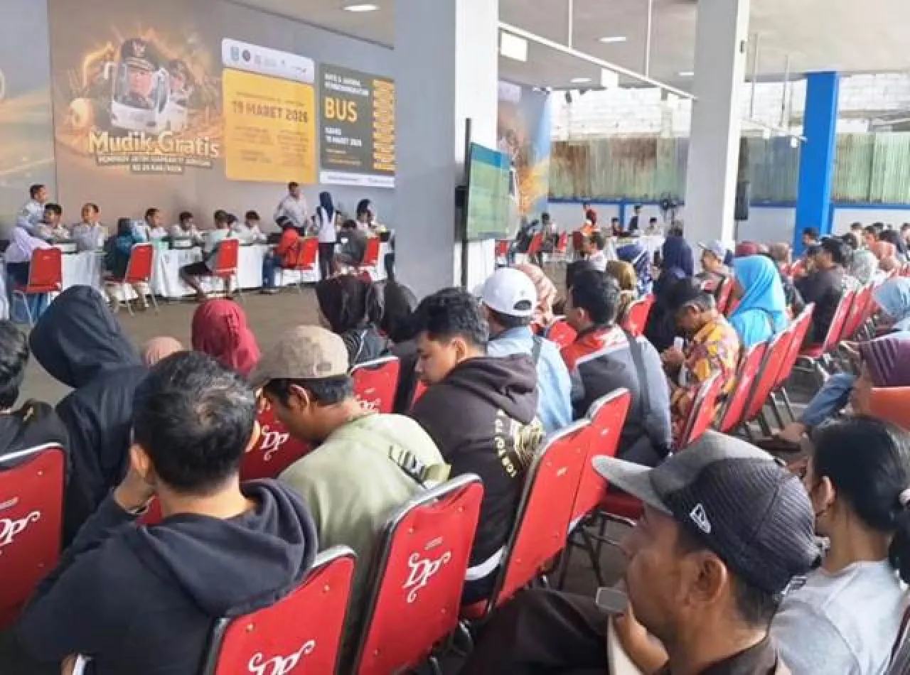 Ribuan Warga Serbu Kantor Dishub Jatim Berburu Tiket Mudik Gratis