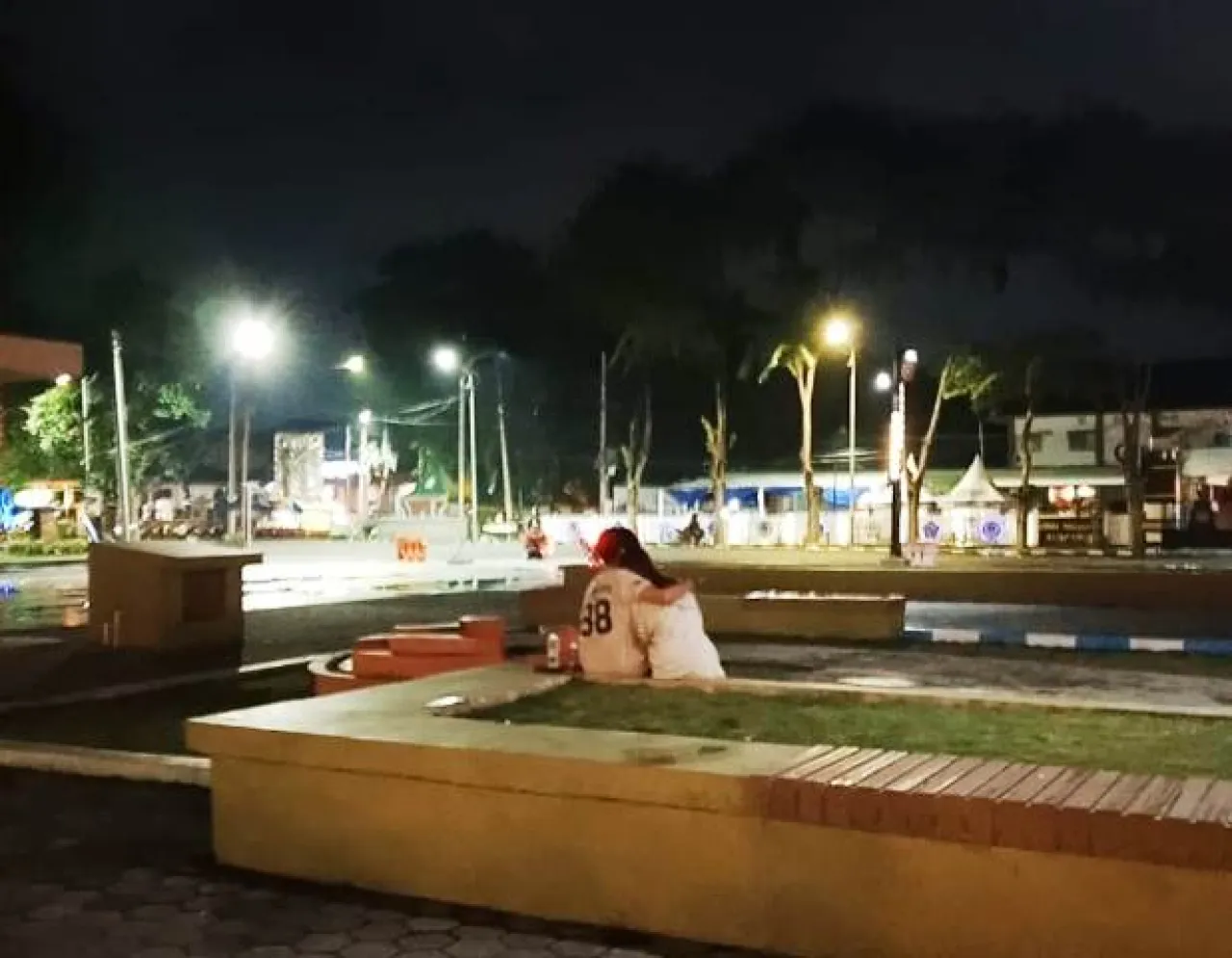 Sepasang Remaja Nekad Bermesraan di Alun-Alun Sidoarjo