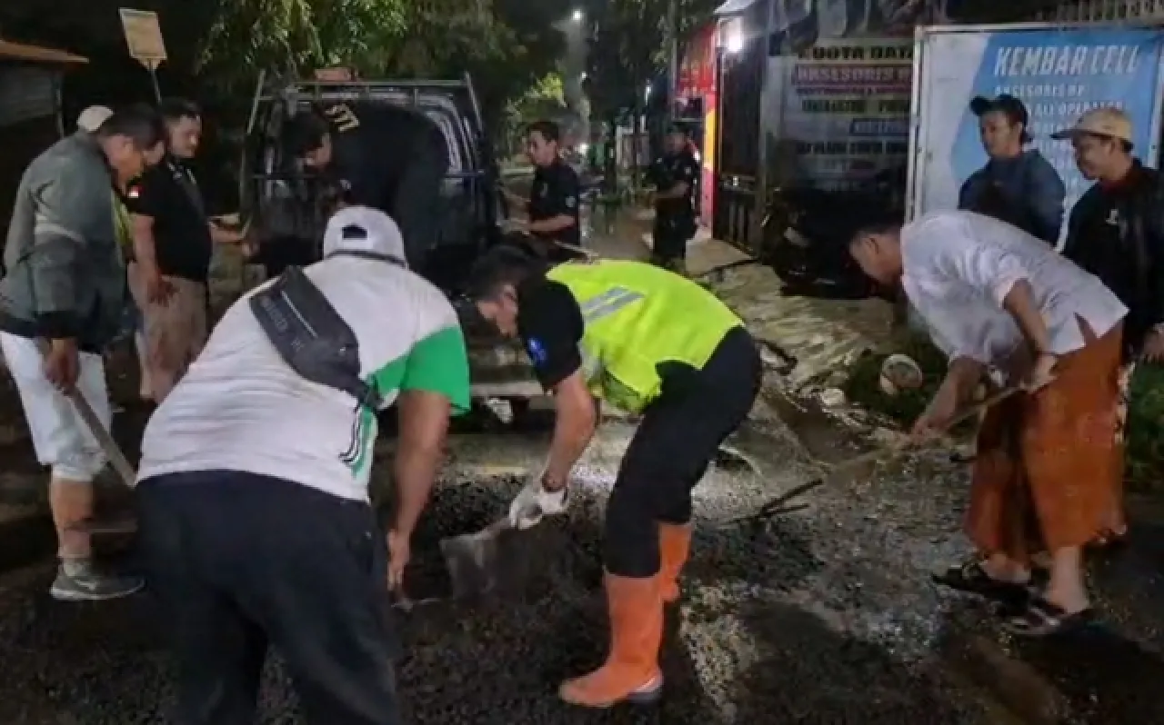 Sering Terjadi Kecelakaan Tunggal, Warga Krian Sidoarjo Swadaya Tambal Jalan Berlubang