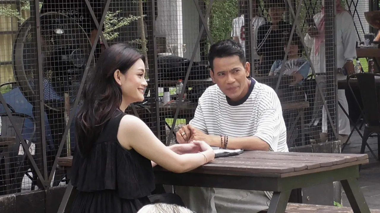 Aris ST12 bersama Yeristina Anggraini dalam sebuah adegan video klip single 'Palsu' ciptaan Irvan Hits.