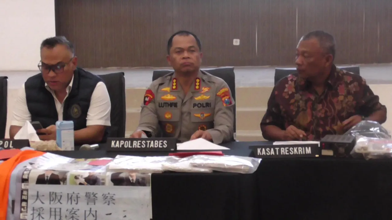 Kapolrestabes Surabaya, Luthfi Sulistiawan (tengah), Kabag Jatranin Divhub Interpol Polri Ricky Purnama (kiri), dan Kasat Reskrim Polrestabes Surabaya AKBP Dr. Edy Herwiyanto (kanan).