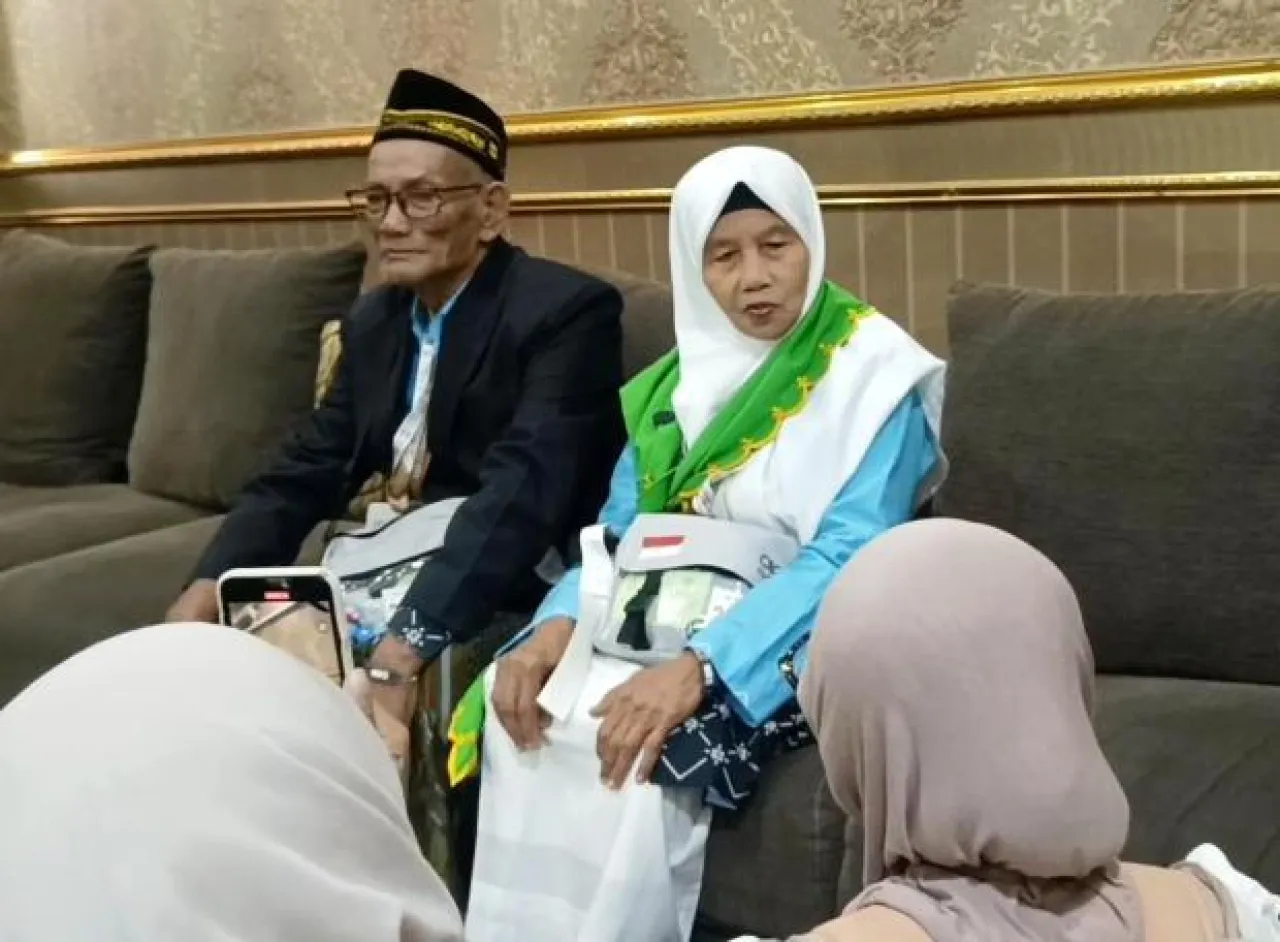 Lansia Penjual Lontong Balap dan Bubur Sumsum Asal Sidoarjo Menjemput Mimpi ke Tanah Suci