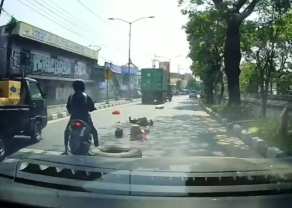Ban Truk Tronton Meledak, Pengendara Lansia Jadi Korban
