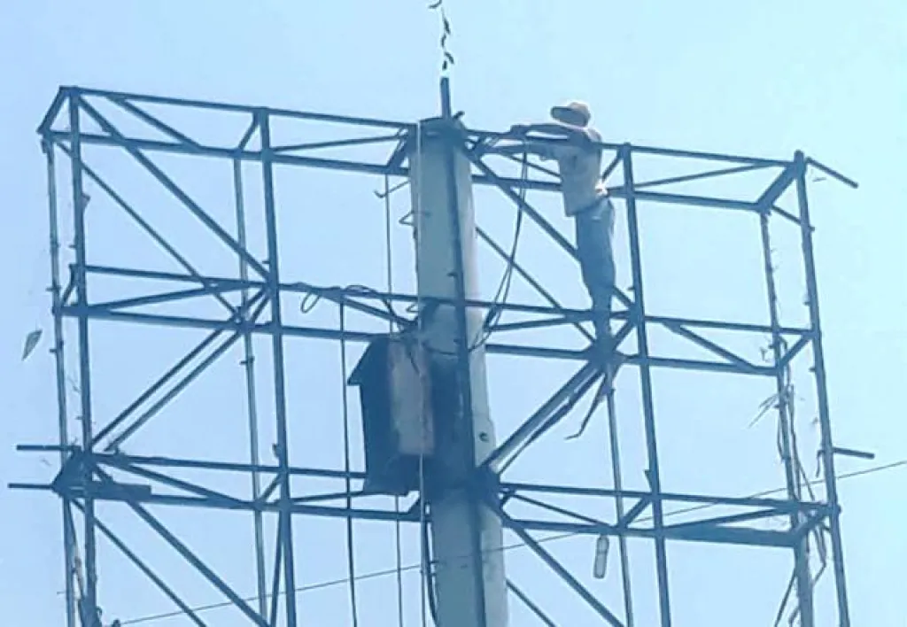 Papan Billboard di Simpang Empat BCA Lama Dipotong