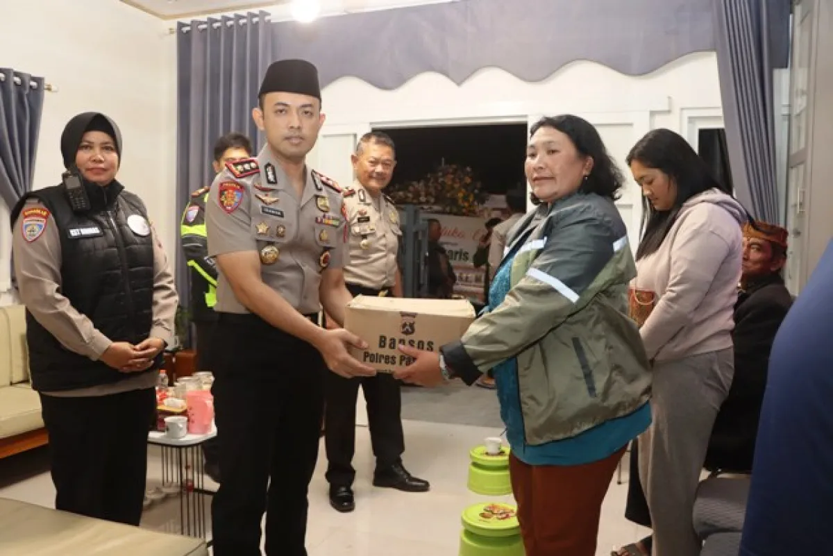 Hadir di Tengah Duka, Kapolres Pasuruan Berikan Bantuan kepada Keluarga Korban Karhutla Bromo