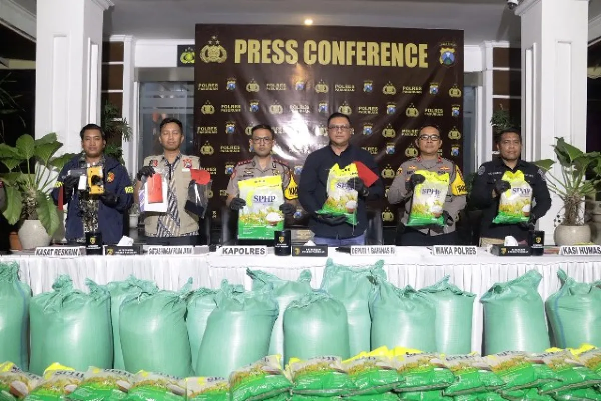 Polisi Bongkar Praktik Pengemasan Ulang Beras SPHP di Beji Pasuruan