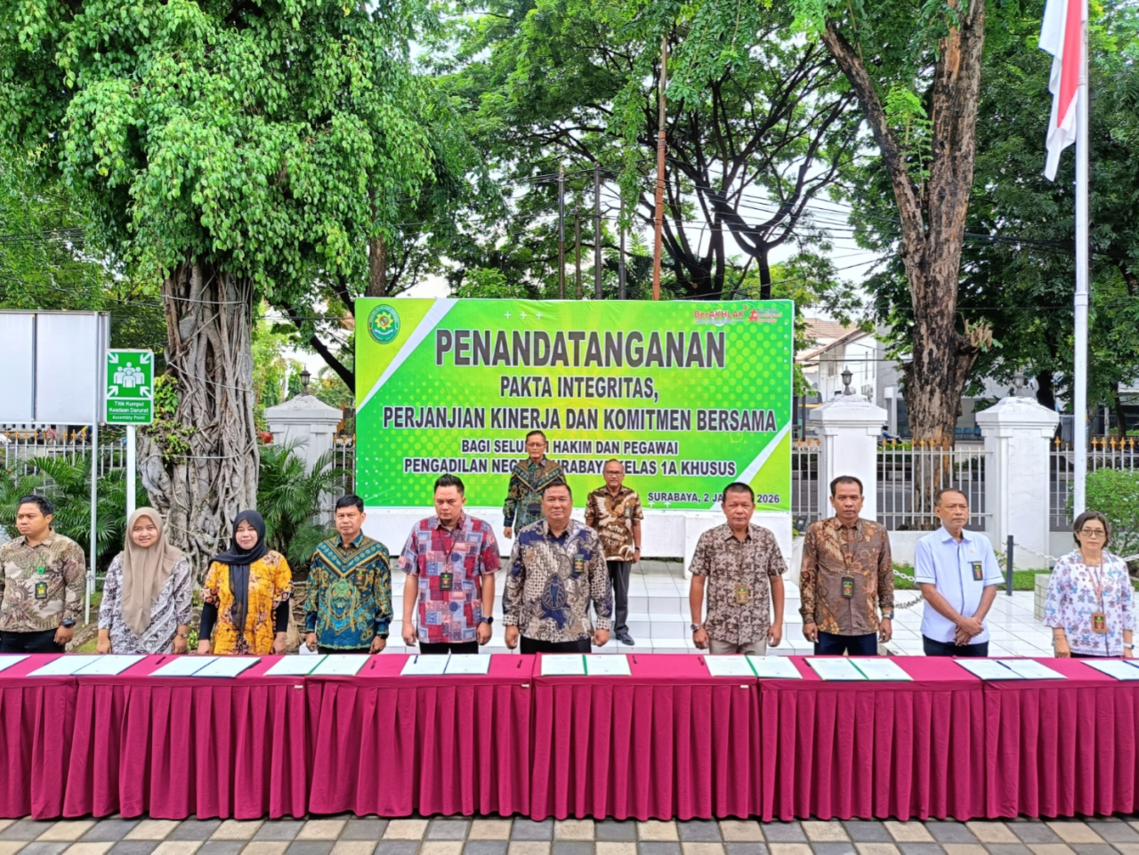Foto istimewa: Prosesi Penandatangan Pakta Integritas PN Surabaya, Jumat, (02/01/2026).